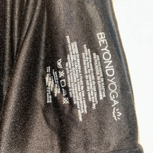 Beyond Yoga Black Infinity Scarf with Hidden Pocket One Size - Picture 5 of 5